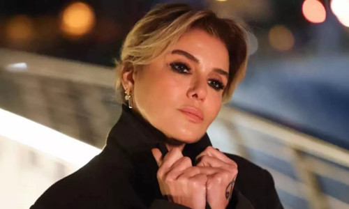 Gözler Gülben Ergen’in baldırında: Sahne stiliyle büyüledi
