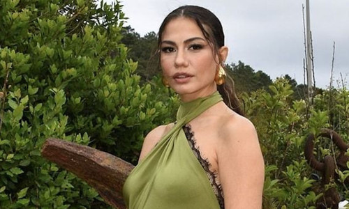 Demet Özdemir hem ödül aldı hem şıklığıyla göz kamaştırdı