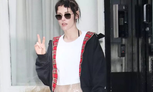 Kristen Stewart, New York’ta cesur kombinini sergiledi