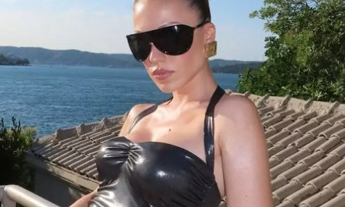 Duygu Özaslan’dan olay yaratan kombin: Önü ayrı arkası ayrı