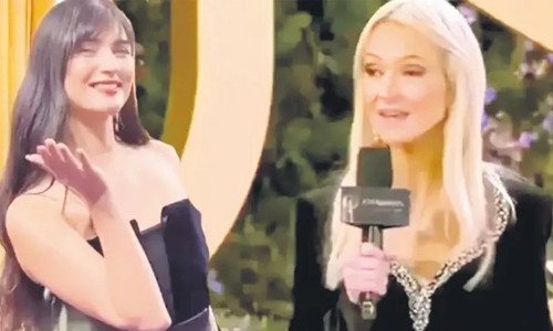 Joy Awards’ta Tuba Büyüküstün gündem oldu: Sunucuya Türkçe öğretti