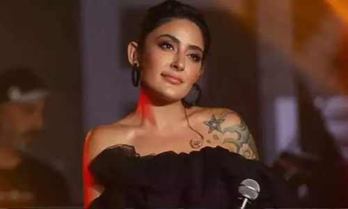 Melek Mosso sahnede fenalaştı! Sevenlerini korkuttu