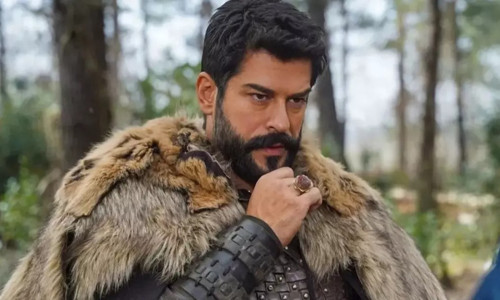 Burak Özçivit’in lüks aracı servetiyle gündem oldu: Fiyat dudak uçuklattı