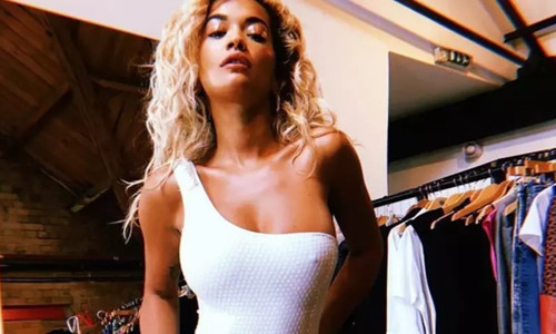 Rita Ora’dan cesur paylaşım! Üstsüz pozlarıyla takipçilerini büyüledi