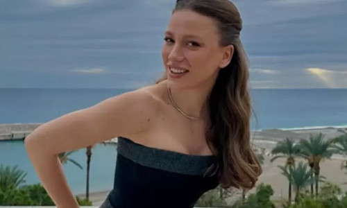 Serenay Sarıkaya Paris Moda Haftası’nda büyüledi