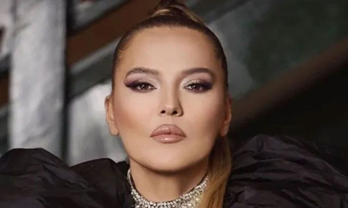 Demet Akalın yeni şarkı öncesi saçlarını sarıya boyattı