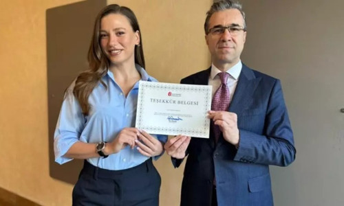 Ünlü Oyuncu Serenay Sarıkaya Vergi Haftası’nda teşekkür belgesi aldı