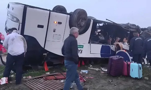 Bayram sabahı facia: Yolcu otobüsü devrildi, ölü ve yaralılar var