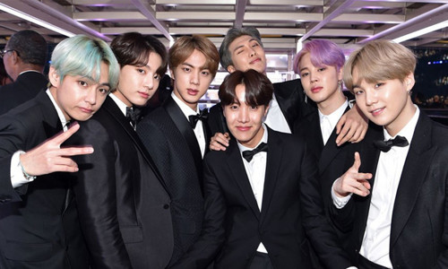 K-pop'un en büyük ismi BTS sahneye geri döndü