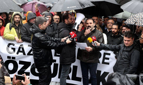 Tutuklu meslektaşları için Kadıköy’de toplanan gazetecilere polis engeli