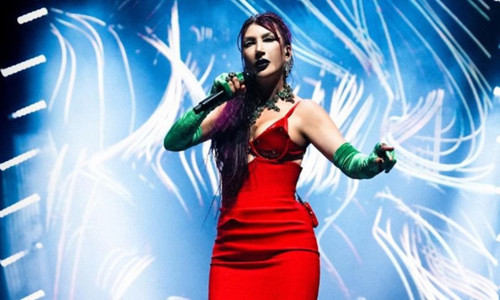 Hande Yener yeni imajıyla sahneye damga vurdu