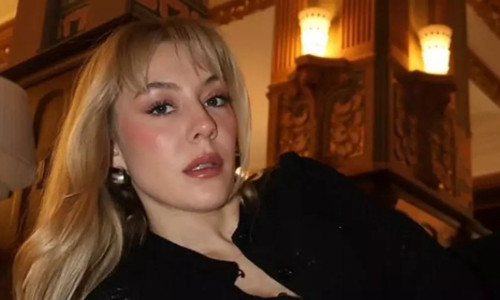 Anne olan Ege Kökenli kızıyla pozlarını paylaştı