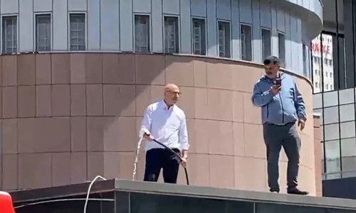 Mahmut Tanal elinde hortumla çatıya çıktı: Açın suyu
