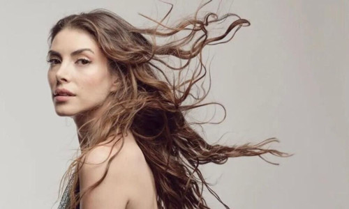 Deniz Baysal'dan radikal karar! Yeni saçları sosyal medyayı salladı