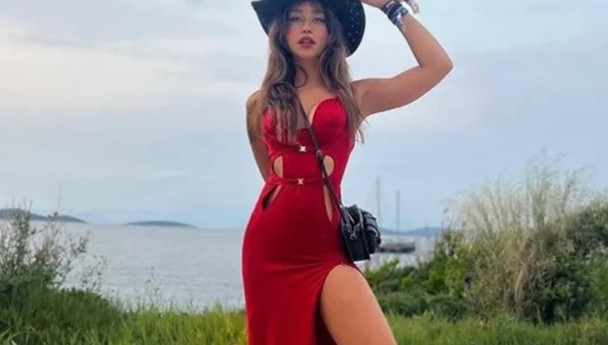 Zeynep Alkan Dekolteli Pozuyla Mest Etti
