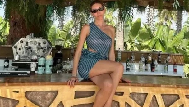 İki çocuk annesi ünlü oyuncu Sinem Kobal fit haliyle beğeni yağmuruna tutuldu
