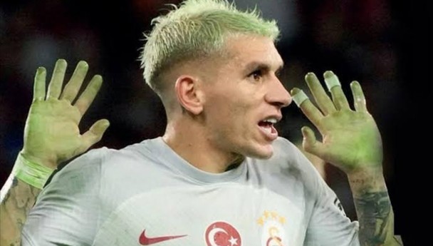 Futbolcular yeşile boyandı; Atatürk Olimpiyat Stadı'nın zemini gündem oldu