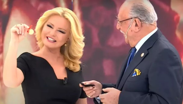 Rahmi Özkan'ın doğum günü hediyesi ağızları açık bıraktı! Canlı yayında ilginç anlar