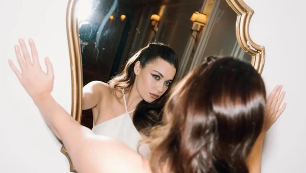 Afra Saraçoğlu ayna karşısında! Paylaşımları yorum yağmuruna tutuldu