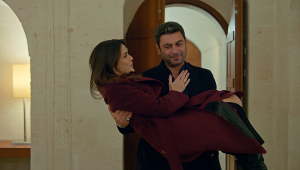 Uzak Şehir'de ateş bacayı sardı! Alya ve Cihan arasında sıcak anlar: Neden aynı yatakta yatmıyoruz?