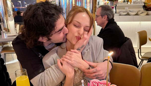 Nilperi Şahinkaya'nın doğum gününe cesur pasta damgası