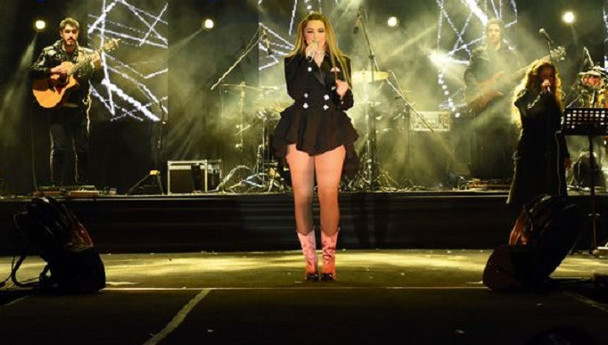 Hadise'yi soğuk hava da durduramadı