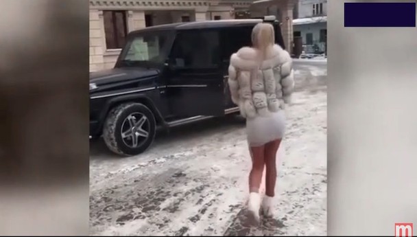Rus güzel lüks cipine binerken nefes kesti