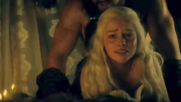 Emilia Clarke itirafı: Çıplak sahnelerde oynamam için beni zorladılar