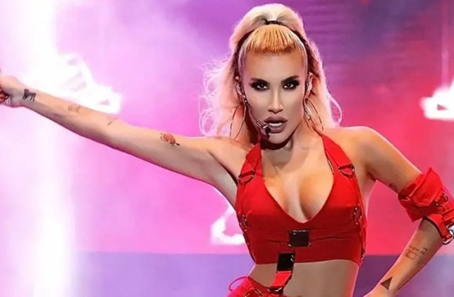 İrem Derici Ajax taraftarlarıyla arbede yaşadı, polisler müdahale etti