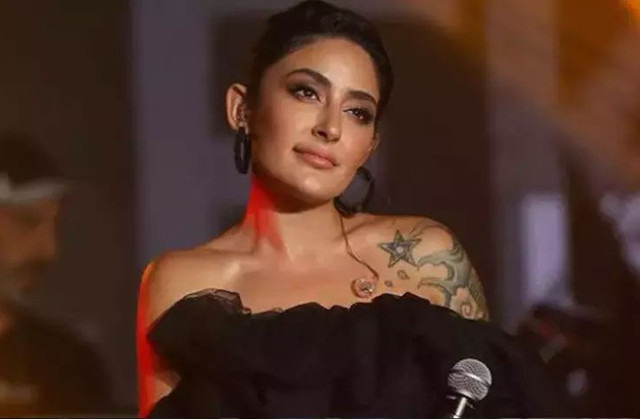 Melek Mosso sahnede fenalaştı! Sevenlerini korkuttu