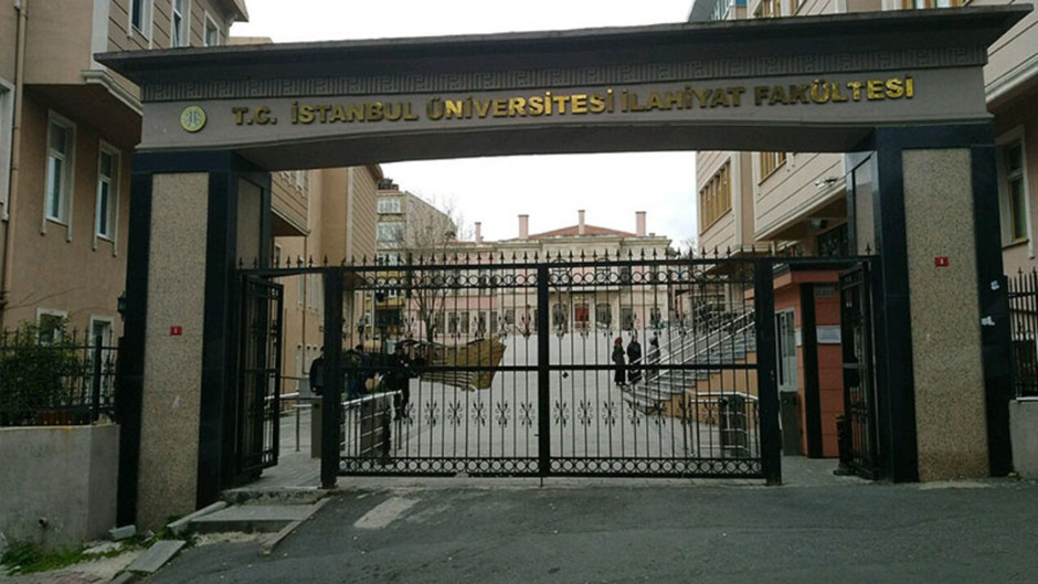 İstanbul Üniversitesi mezuniyet programında toplu dua