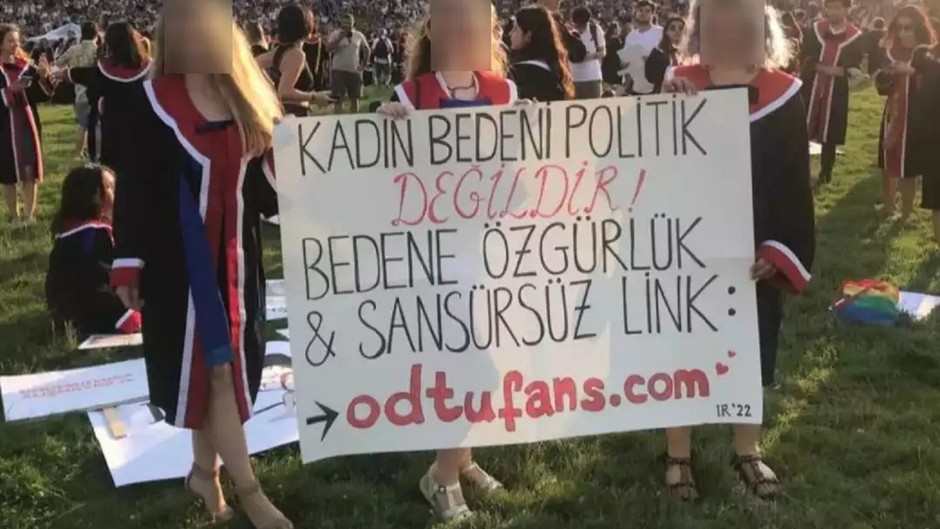 ODTÜ Mezuniyet Töreninde ODTÜFANS Pankartı: #Odtüfans Kızları Ortaya Çıktı