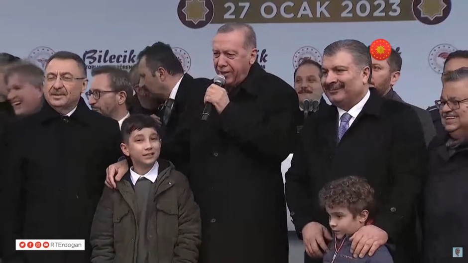 Erdoğan Cengiz Kurtoğlu'nun Duyanlara Duymayanlara şarkısını söyledi meydan yıkıldı