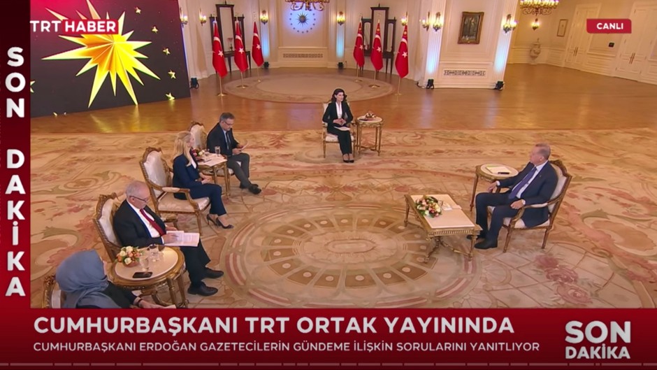 TRT'nin 2 saatlik şovunda gazeteci rolünü oynayanlar Erdoğan'a Sinan Ateş cinayetini sormadı