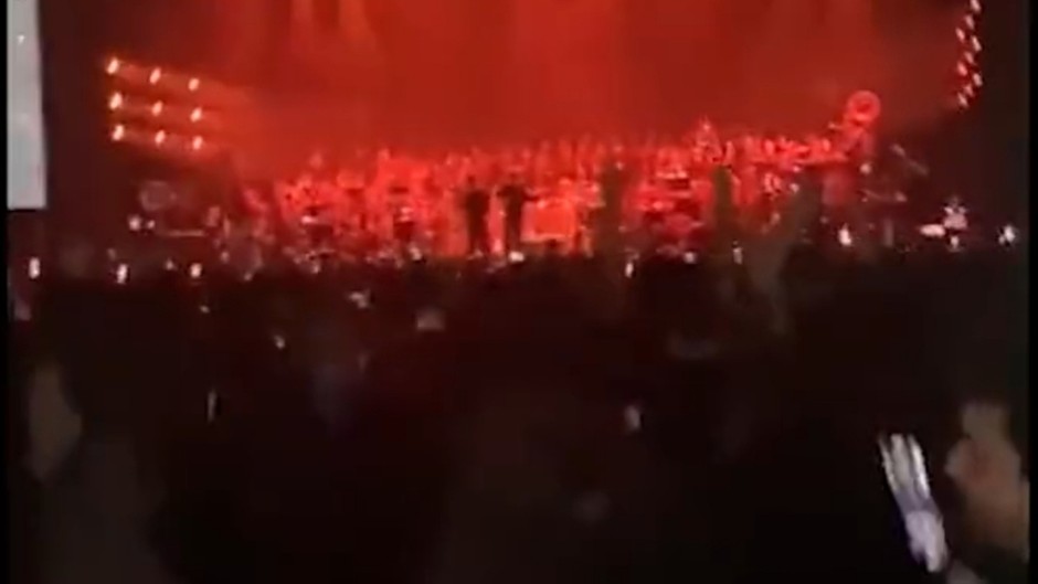 Gazapizm konserinde seyircilerden Hükümet İstifa sloganları