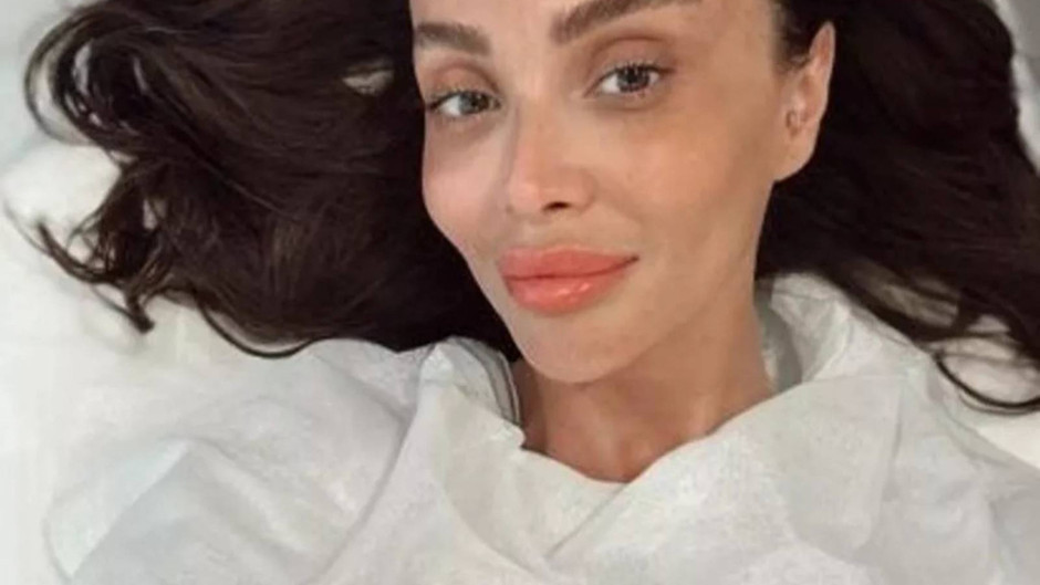 Özge Ulusoy ödül verirken dolandırıcılıkla suçlandı; Şirketimizi dolandıran kadından ödül almak ...
