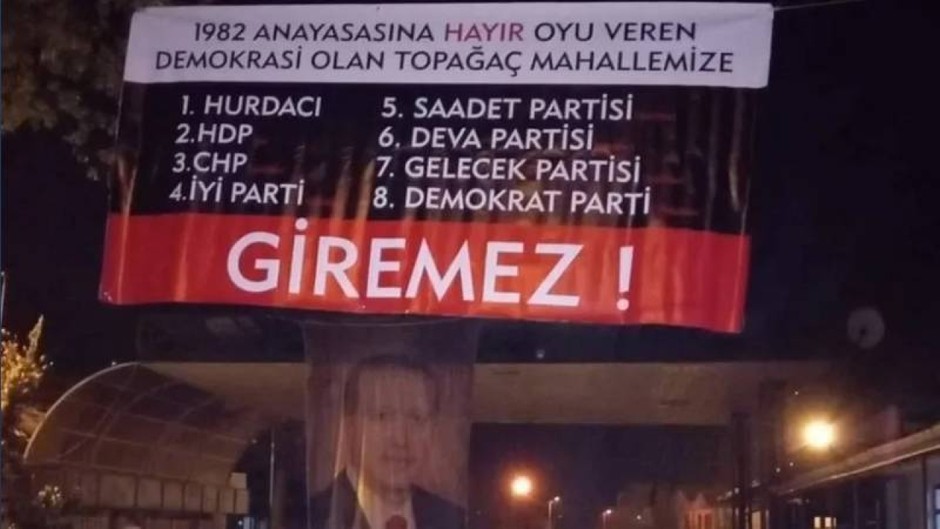 Muhtar, Mahalle Girişine Afiş Astı : Millet İttifakı’nı oluşturan partiler ve HDP giremez!