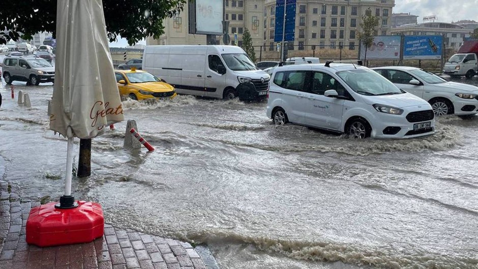 İstanbul’u sağanak vurdu: Bazı bölgeler sular altında kaldı, art arda uyarılar geliyor