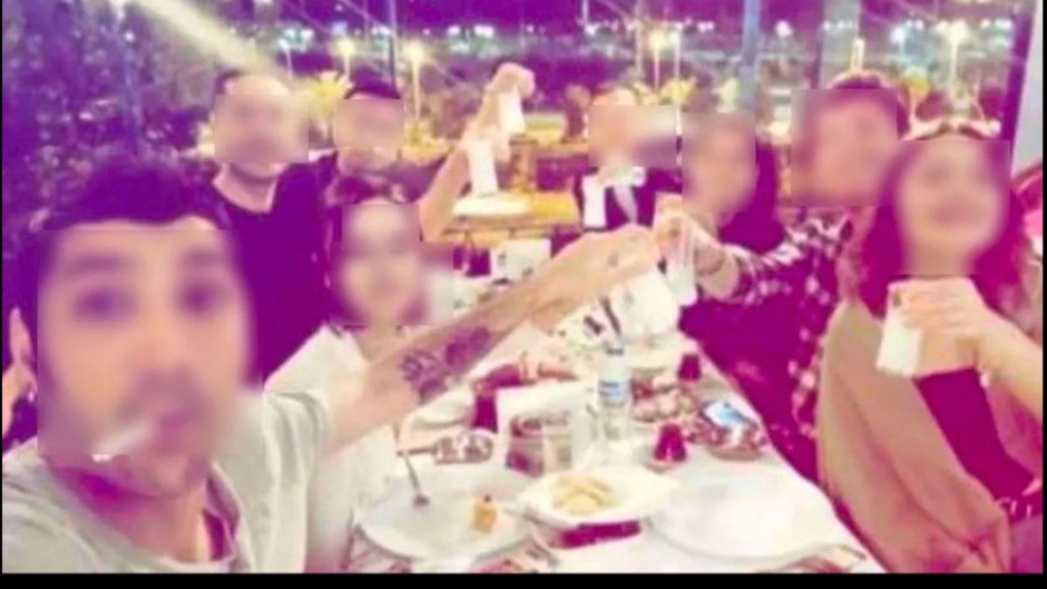 Kadir gecesi rakı fotoğrafı paylaştı diye işten çıkarılan hapis cezası verilen genç ABD'ye kaçtı