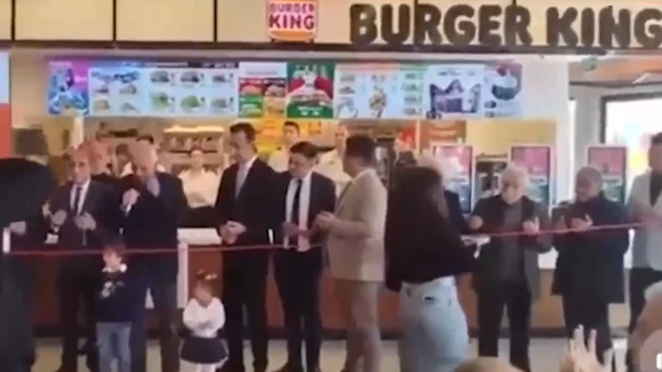 AKP'liler boykot çağrısı yaptıkları Burger King açılışına dualarla katıldı
