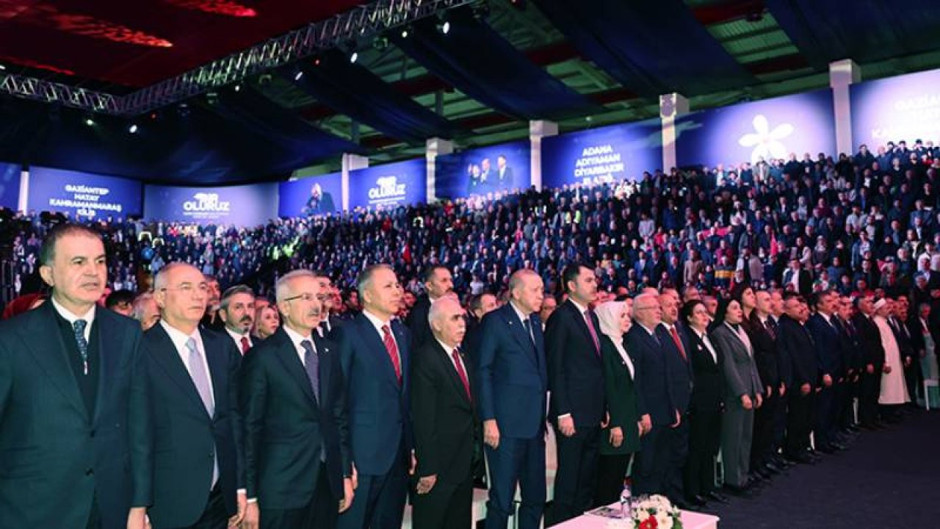 650 binden fazla depremzedenin konteynerlerde yaşadığı Hatay'da anma programına milyonlar harcanmış