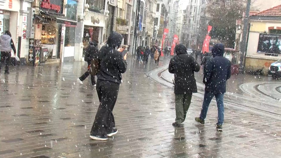 Son Dakika kar yağışı: Taksim'de kar yağışı hızlı başladı