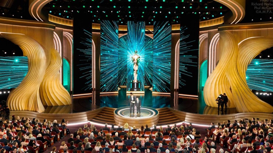 Oscar'ı  kaptıran Demi Moore'un mimikleri tartışma konusu oldu!