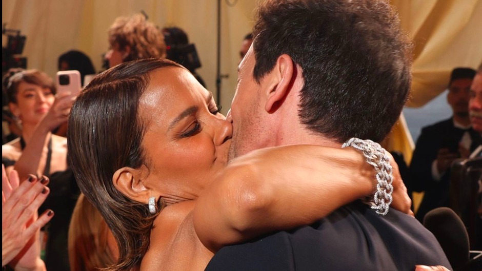 Halle Berry, Adrien Brody'yi eşinin yanında dudağından öptü