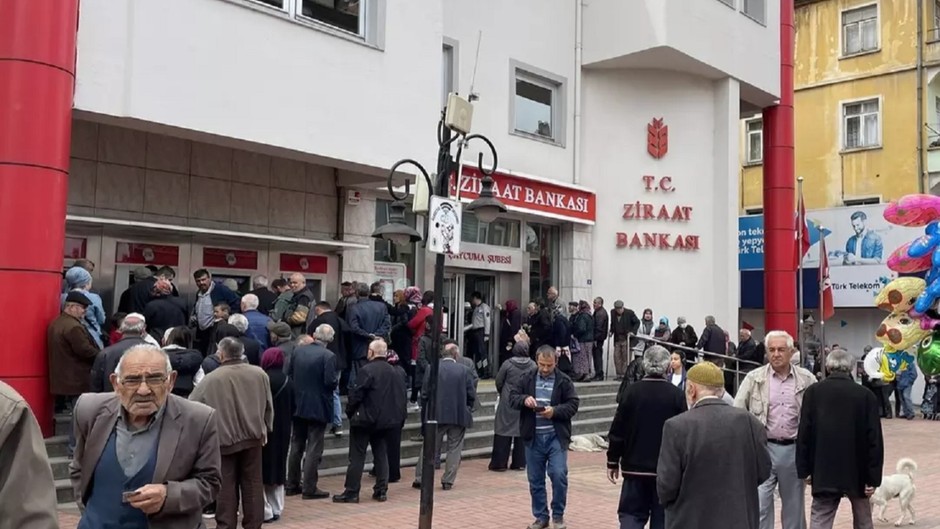 Bankalar artık şubede emekli görmek istemiyor: Emekliler maaşını sadece ATM'den çekecek