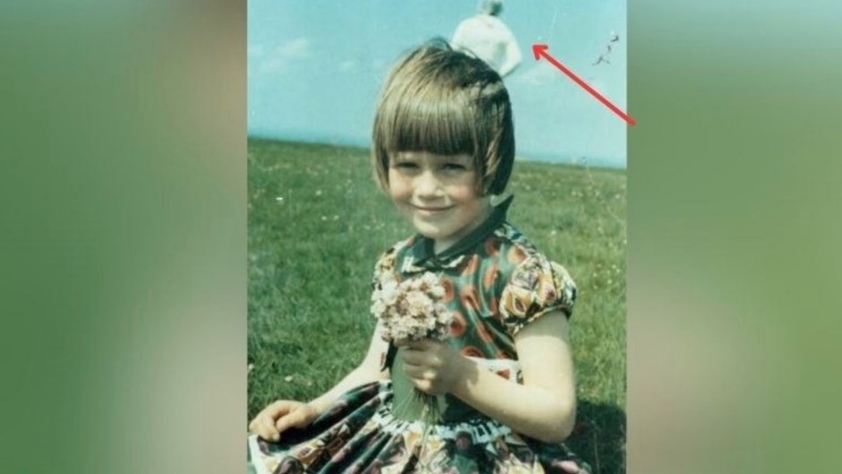 1964 yılında çekilen küçük kız fotoğrafındaki gizemli uzaylı detayı