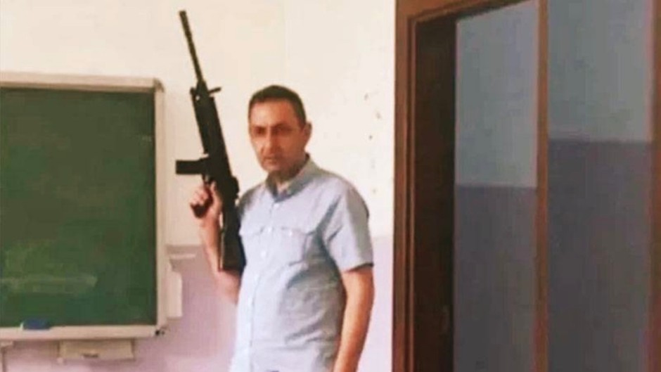 Hayırdır okulda neyin avına çıktın Müdür bey? Ankara Atatürk Lisesinde silahlı poz rezaleti