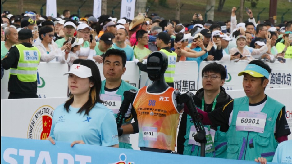 İnsanlar ve insansı robotlar arasındaki ilk maratonu robot sporcu kazandı