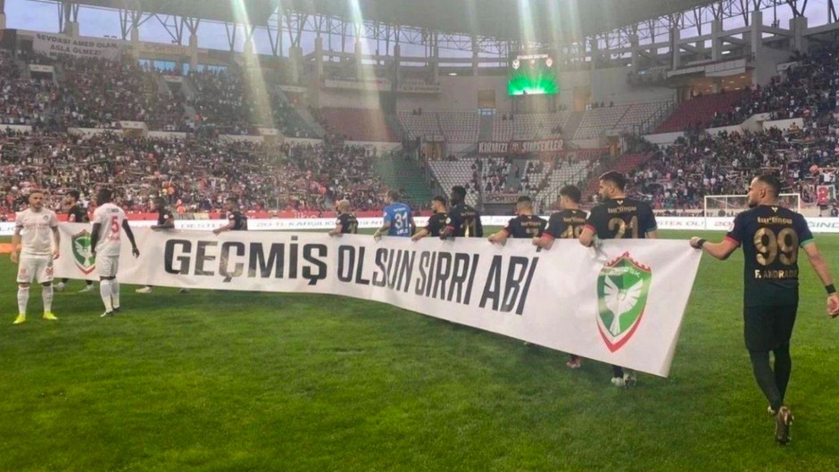 Amedspor'dan Sırrı Süreyya Önder pankartı: Geçmiş olsun Sırrı Abi