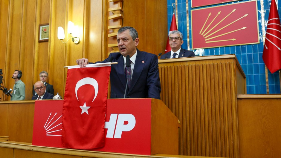 Özgür Özel Ankara Valisinin 23 Nisan yasağına rest çekti: Bayrağınızı alın ilk Meclis önüne gelin